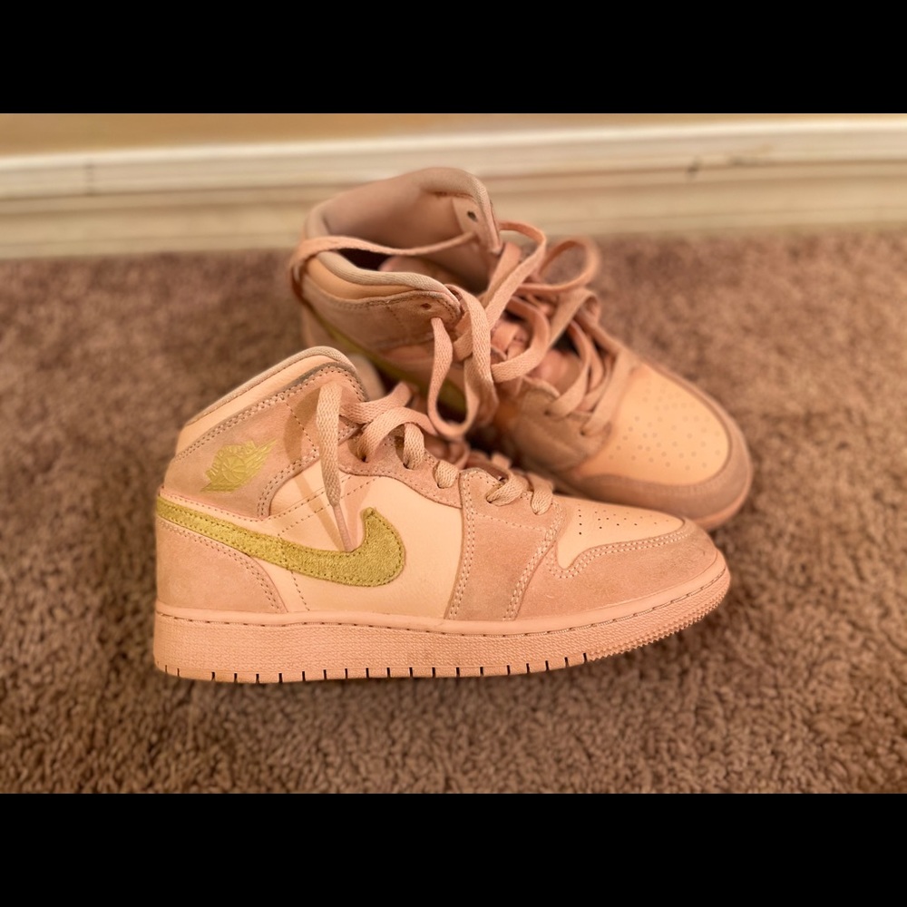 Pink Jordan 1s size 4y